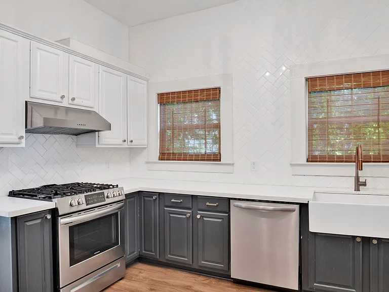 916 E Gonzalez St — Photo 5
