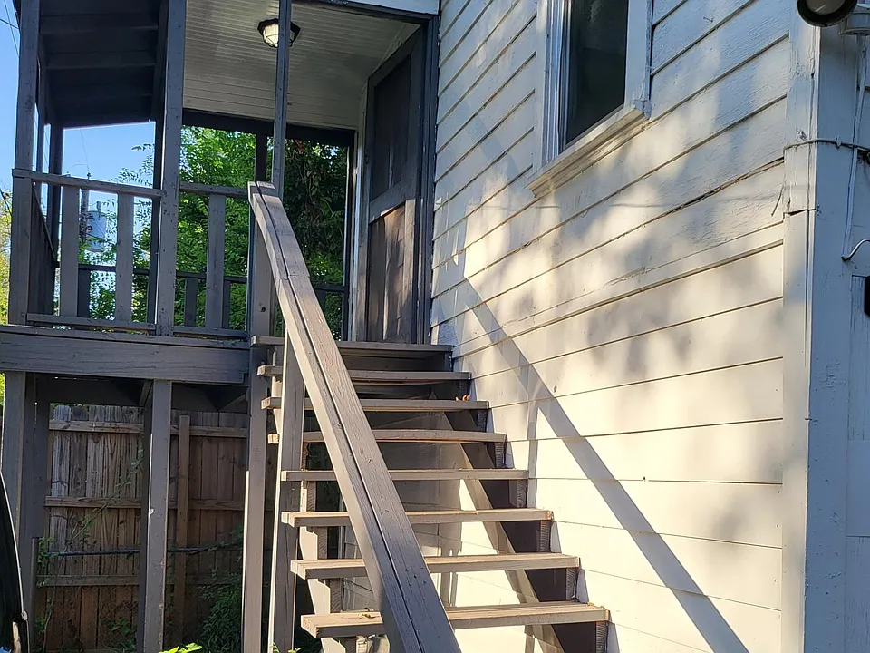 Front door/porch (Steps to front door)