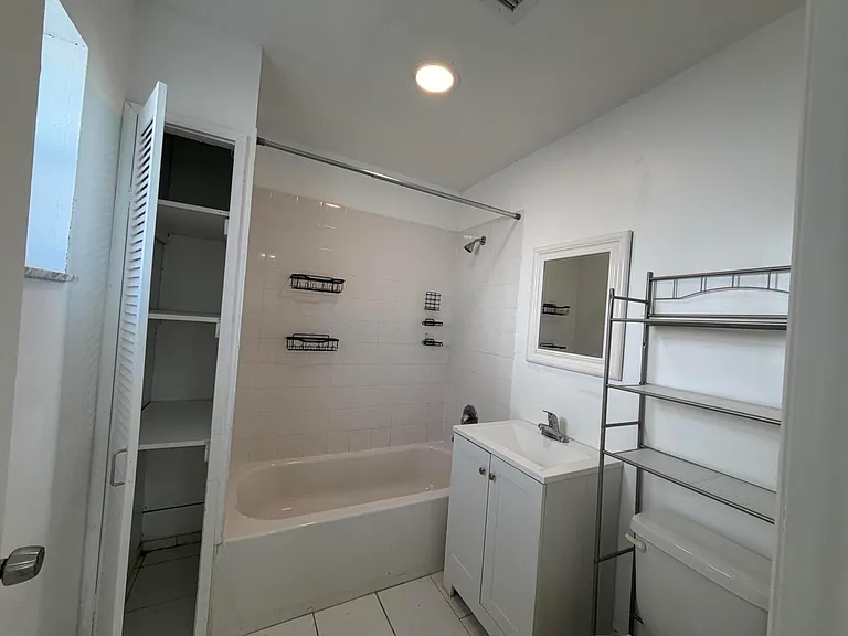 443 SE 13th Ct — Photo 4