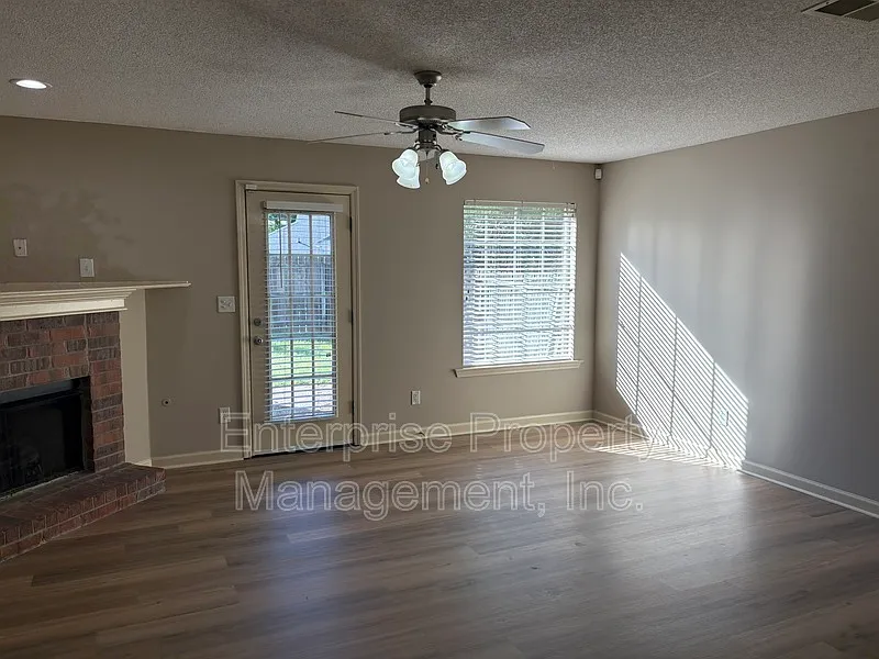 4 bed, 2.5 bath, $1,795 — Photo 3