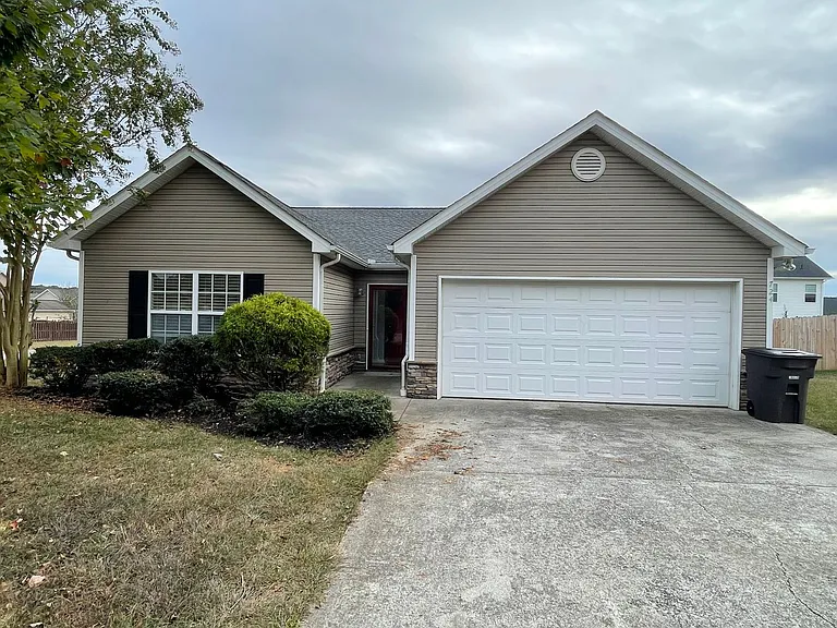 724 Llewellyn Ln — Photo 1