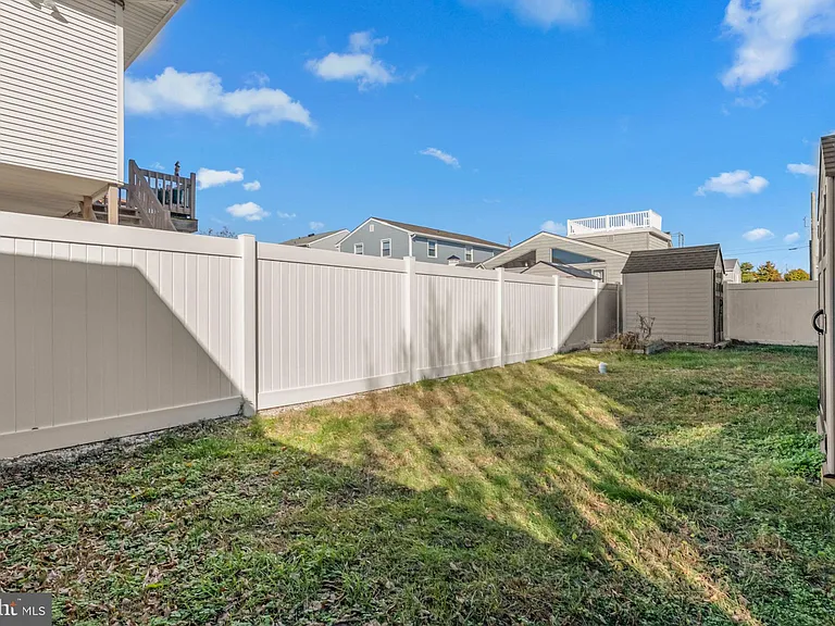 413 Beach Ave W #B — Photo 27