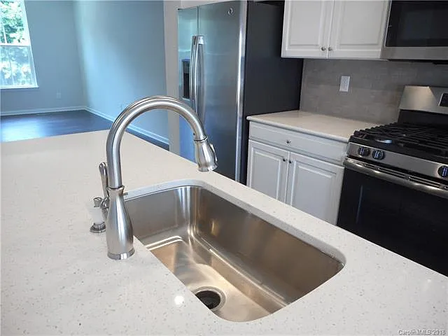 4 bed, 3.5 bath, 2125 sqft, $4,000 — Photo 4