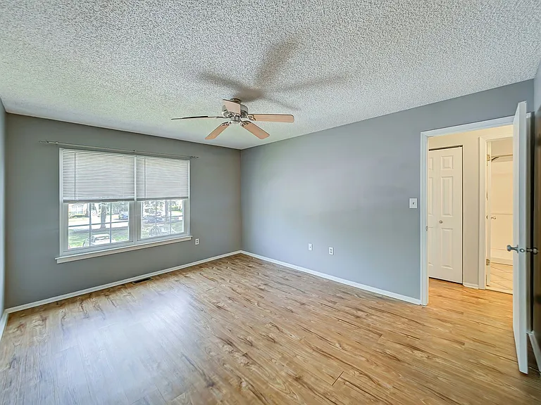 96 Versailles Ct — Photo 22