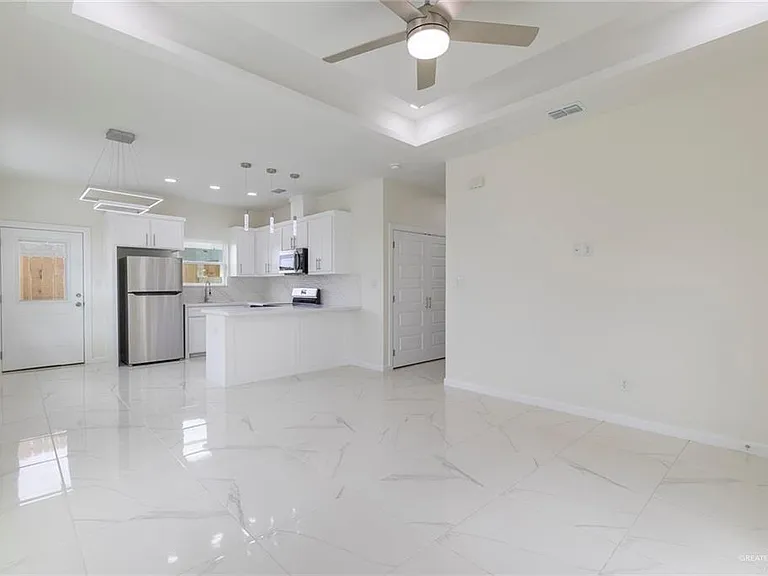 1902 W Violet Dr #4 — Photo 3