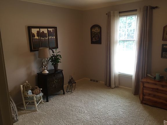 3rd image of 304 Hawthorne Dr