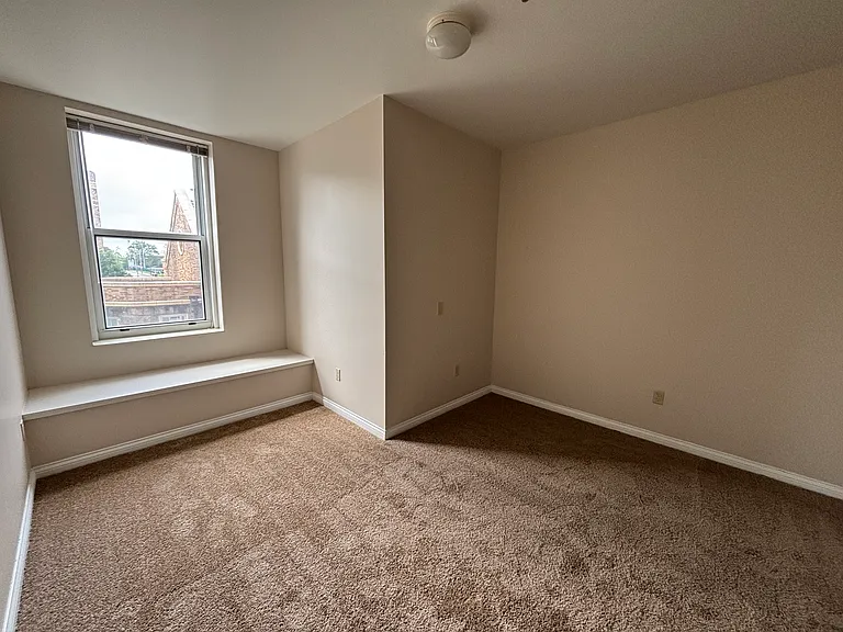 1 BD bedroom with sitting area