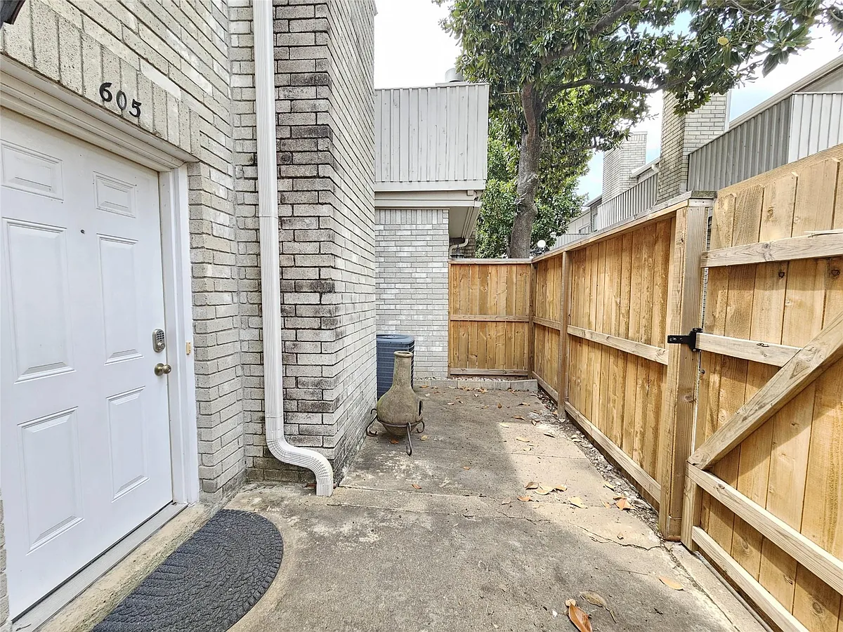 Building Photo - 3800 Tanglewilde St #605