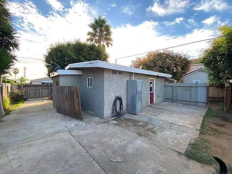 567 Florence St — Photo 3