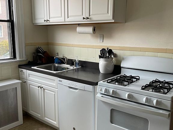 2nd image of 92 Mundy Ave #1
