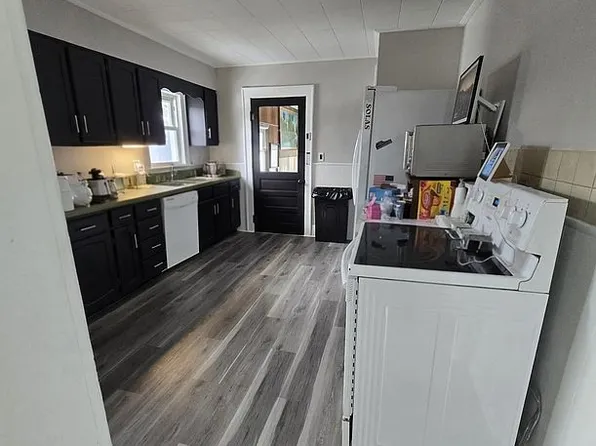 7275 Pontiac Lake Rd, Waterford, MI 48327