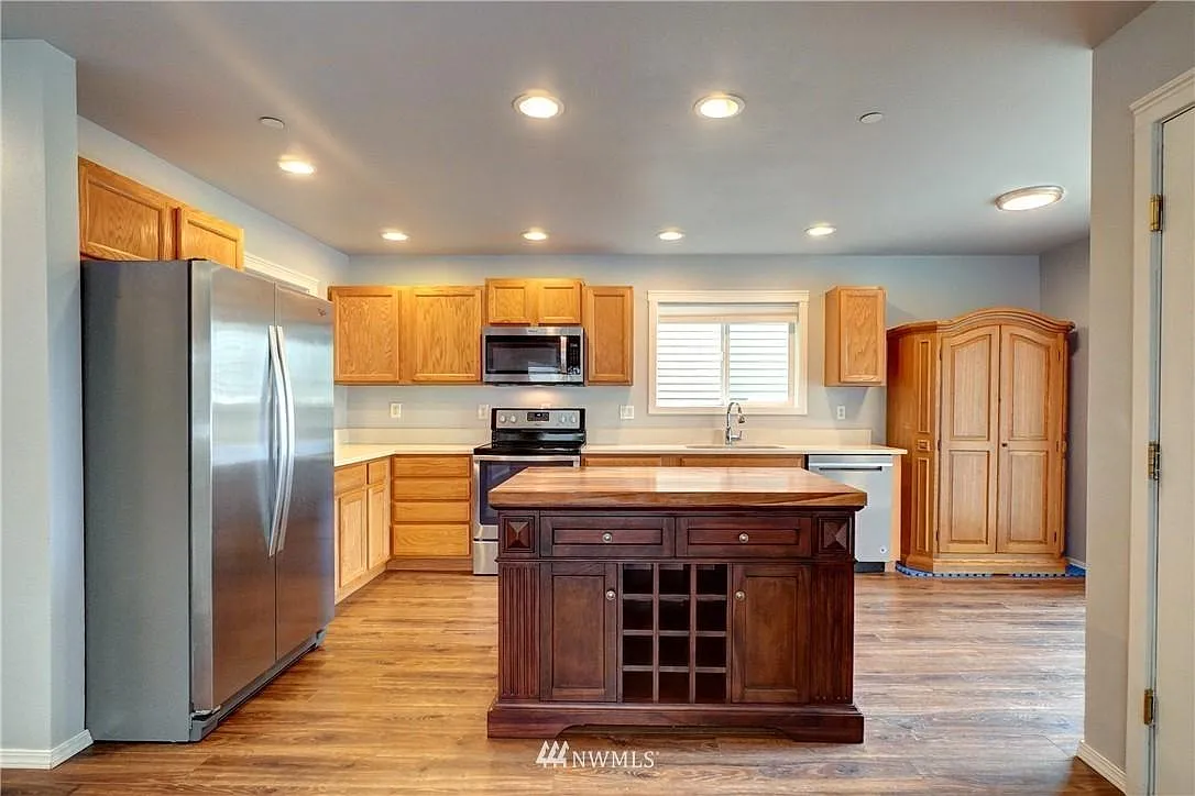 4 bed, 2332 sqft, $2,840 — Photo 4