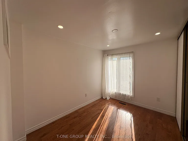 49 Ambercroft Blvd — Photo 10