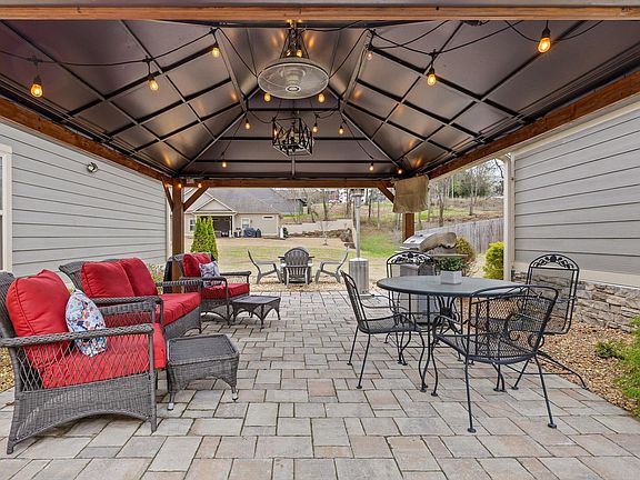 2nd image of 801 Live Oak Rd