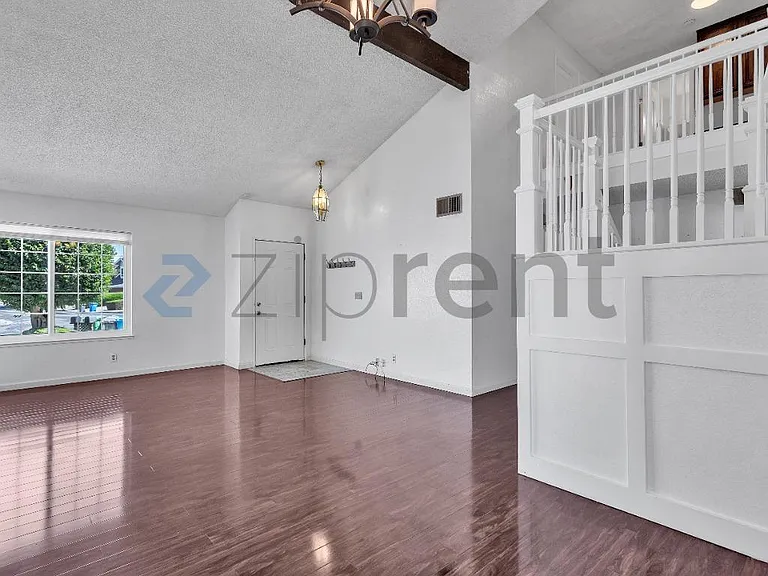 32805 Palmdale Ct — Photo 6