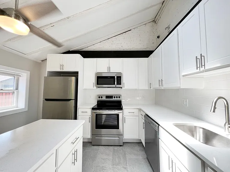 130 E Chestnut St — Photo 8