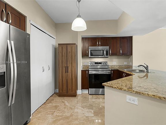 4th image of 19900 E Country Club Dr APT 518