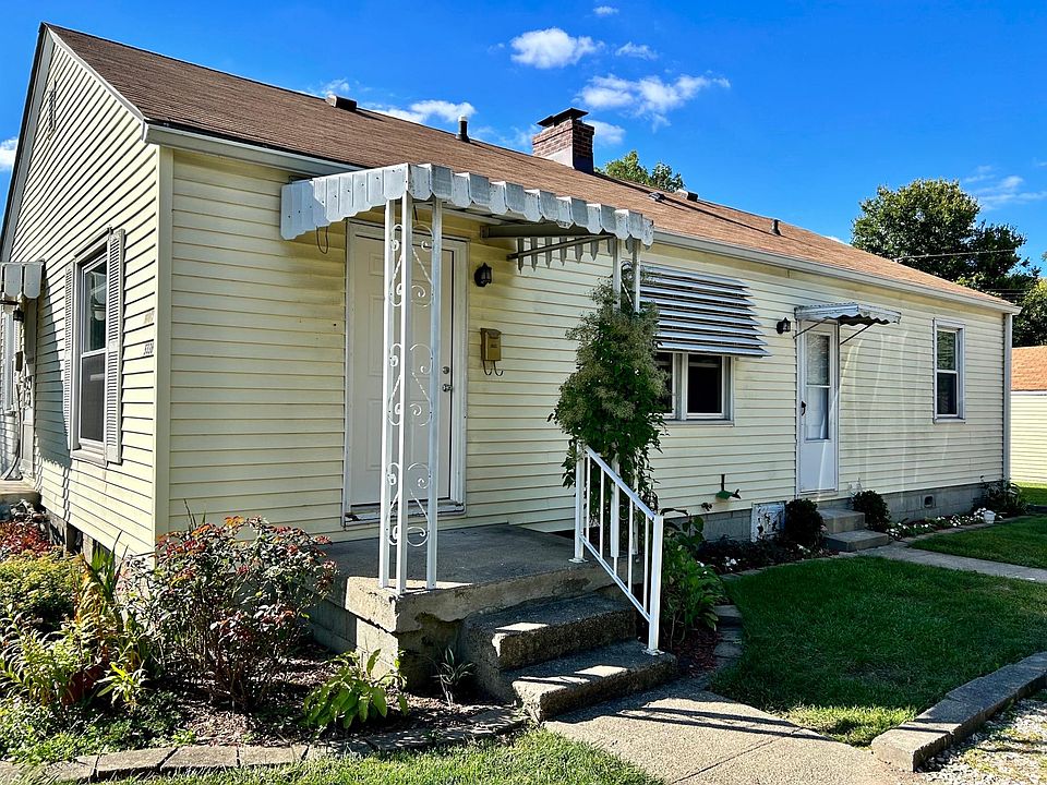 Living and kitchen entry