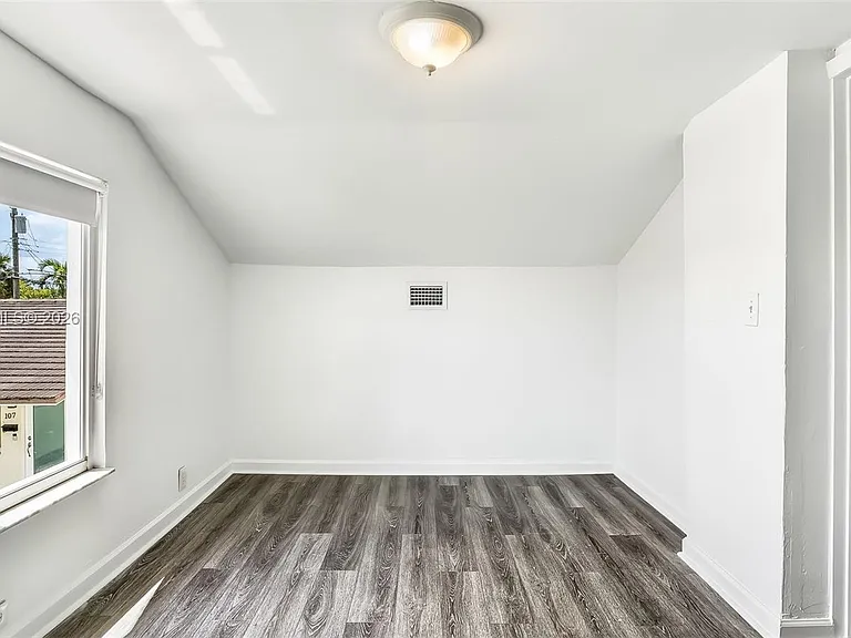 117 E 10th St — Photo 17
