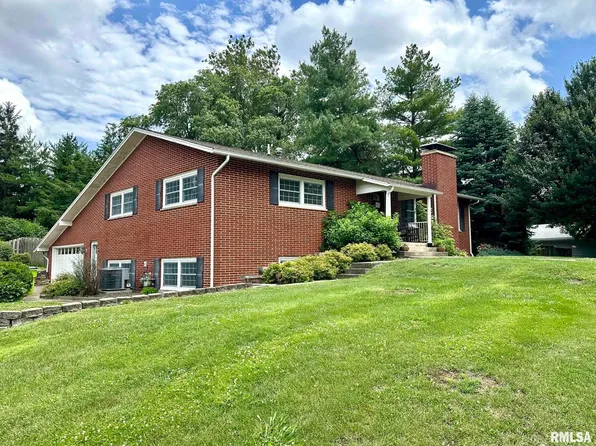 5 Queens Ln, Jacksonville, IL 62650