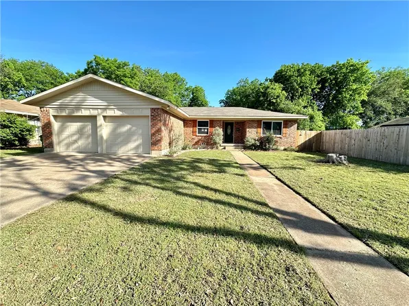 124 Crockett St, McGregor, TX 76657