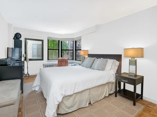 345 East 52nd Street image 4 of 8