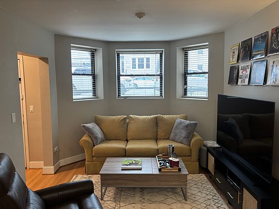 2nd image of 3256 N Clifton Ave