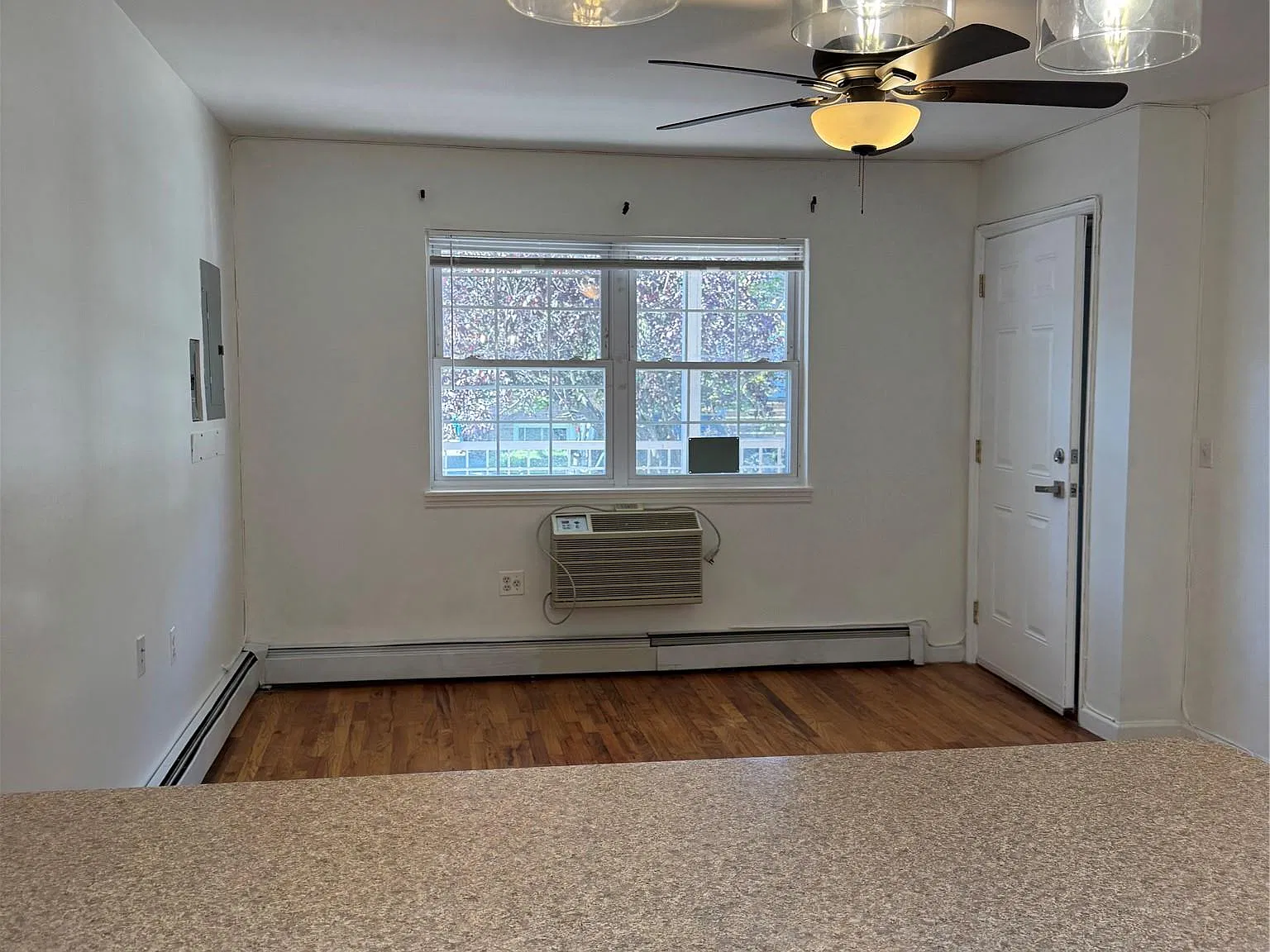 3 bed, 2.0 bath, 2192 sqft, $3,300 — Photo 3
