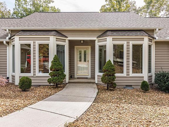 3rd image of 130 Motthaven Dr