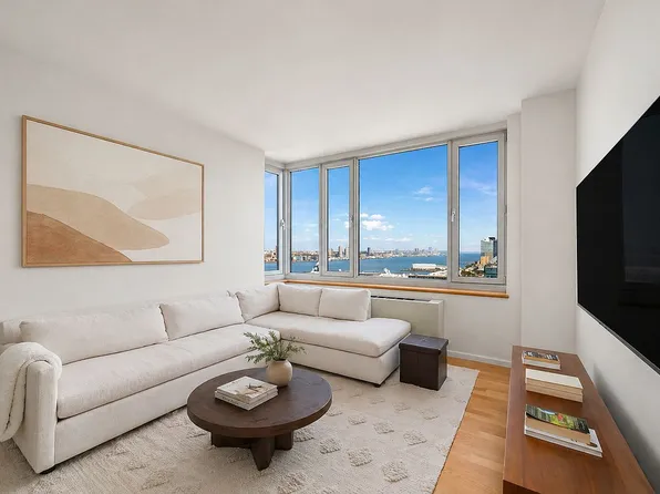 635 W 42nd St APT 24B, New York, NY 10036