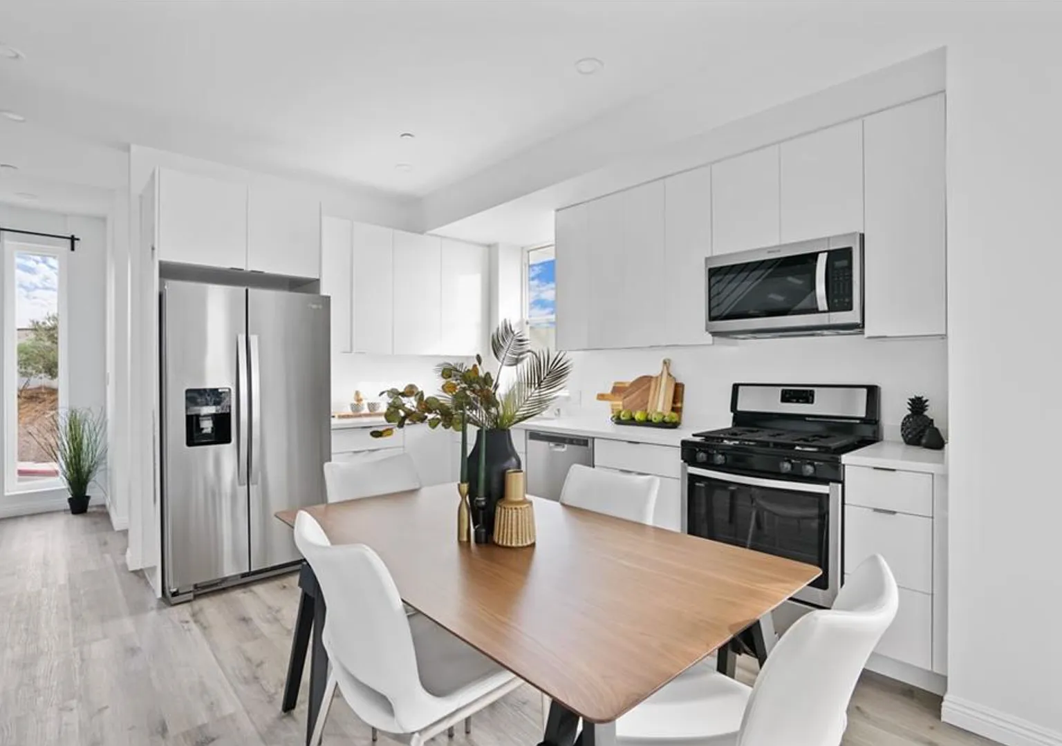837 N Kingsley Dr — Photo 1