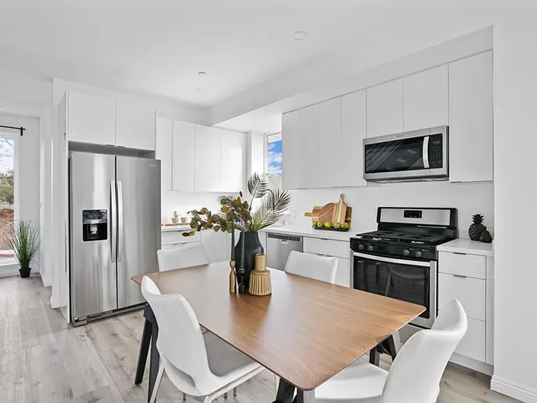 837 N Kingsley Dr — Photo 1