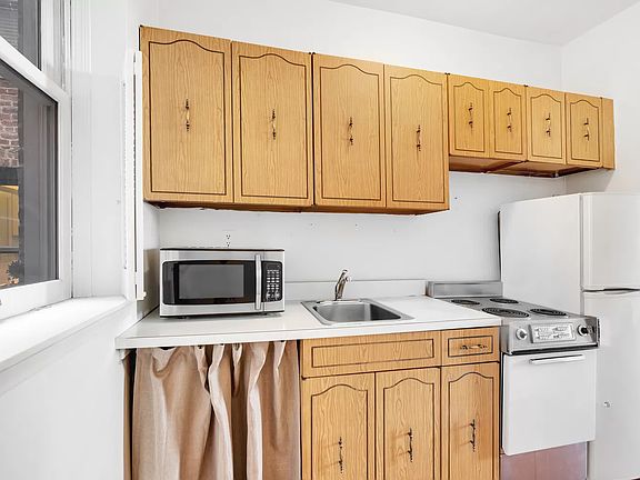 4th image of 335 W 21st St APT 2RW