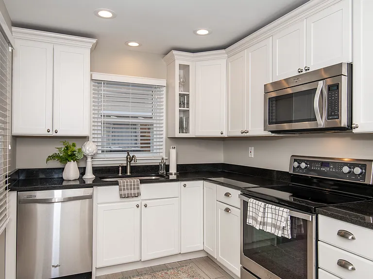 7809 Greenbriar Ln — Photo 4