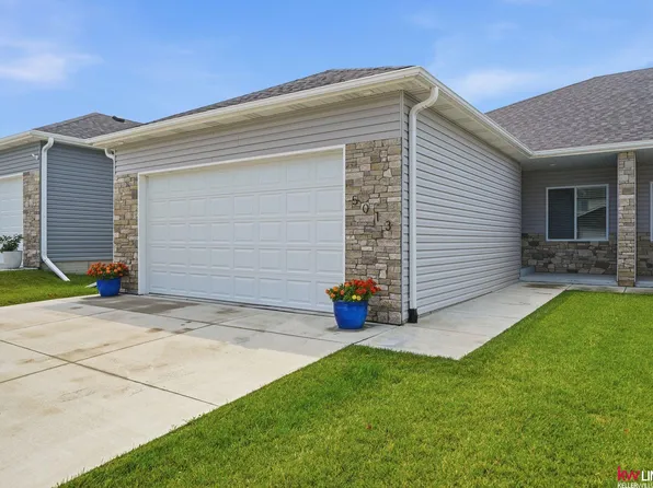 5013 W Hillsboro Dr, Lincoln, NE 68528