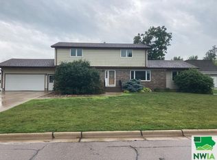 522 Railroad St, Hull, IA 51239