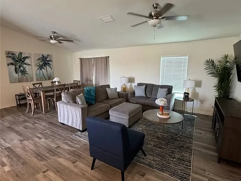 1618 NW 5th Pl — Photo 4