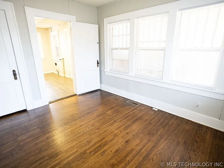 1147 S Florence Ave — Photo 39