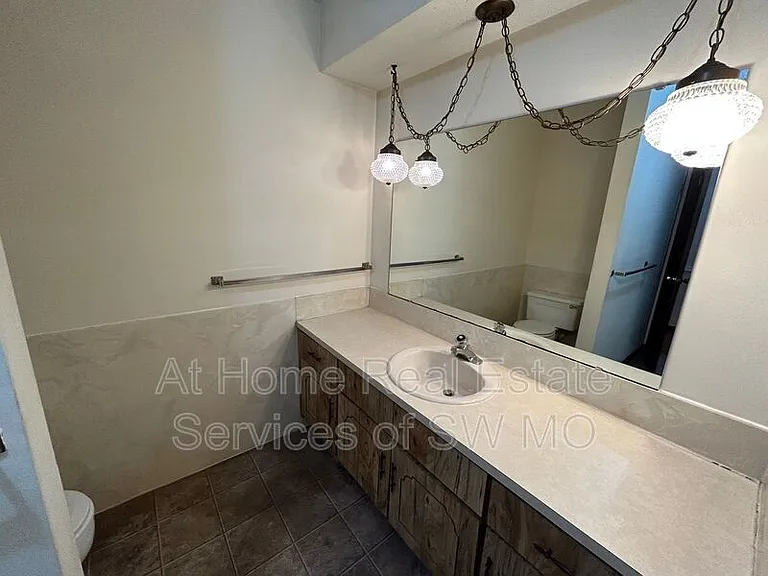 522 E Latoka Ct — Photo 8