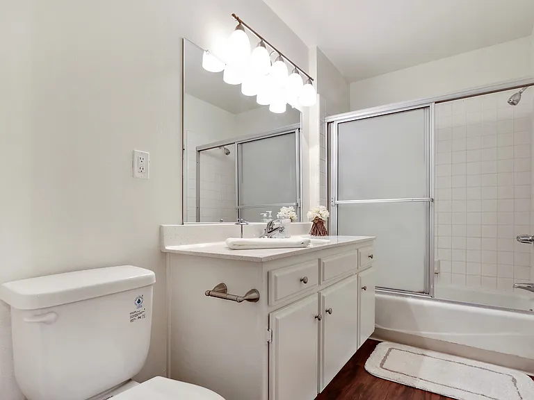 Encino Majestic — Photo 25