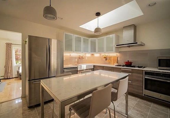 2nd image of 51 Glen Ave #51