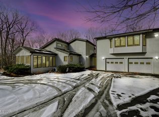 201 Broadmoor Dr, Lords Valley, PA 18428