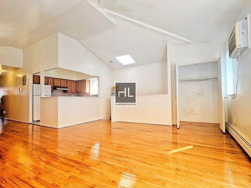 1st image of 135 Bay 17th St #3