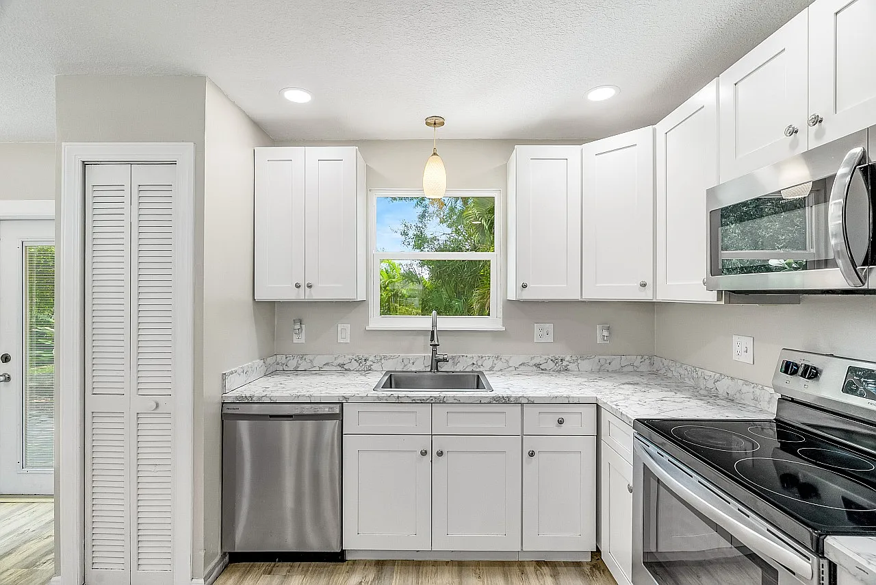 3 bed, 1108 sqft, $2,200 — Photo 4