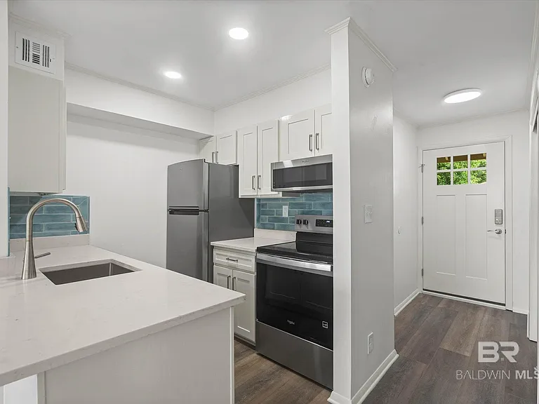 2024 Sea Cliff Dr N #2024 — Photo 3