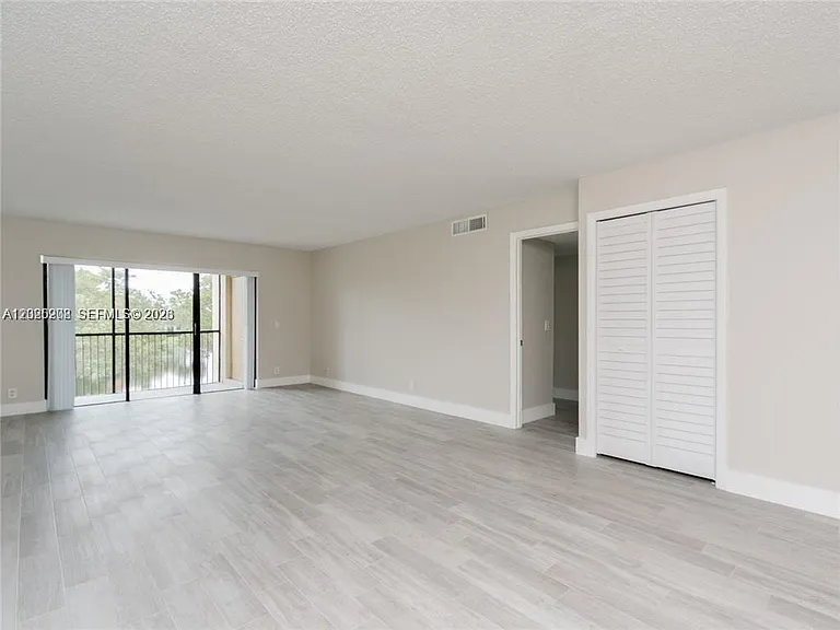 436 Lakeview Dr #203 — Photo 7
