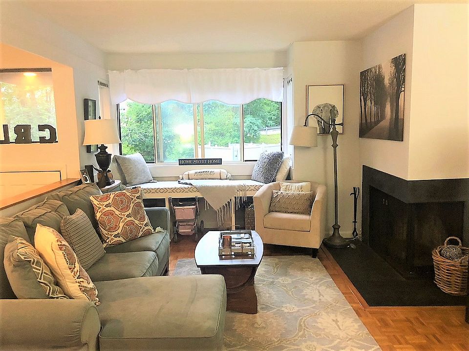 Living room w/fpl