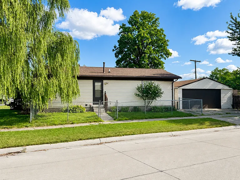 27056 Lawnwood St — Photo 2