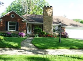 938 S Renaud Rd, Grosse Pointe Woods, MI 48236