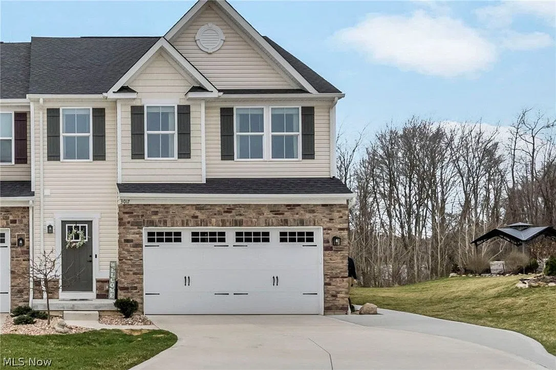 3 bed, 3.5 bath, 2372 sqft, $2,700 — Photo 1